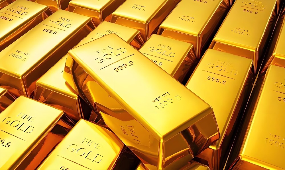 International gold prices have surged past the $4,000 mark, driving up domestic gold jewelry prices, while the central bank continues to increase its gold reserves.
