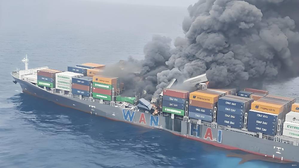 Overcoming challenges such as container deformation, the unloading operations of Wan Hai 503 continue to progress steadily.