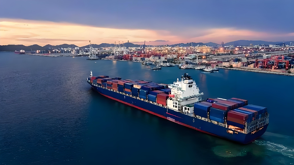 The shipping industry focuses on feeder capacity and optimizes the global network layout.