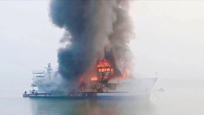 Bangladeshi Passenger Ferry Catches Fire, One Crew Member Killed! Tourists Escape Disaster After Not Boarding