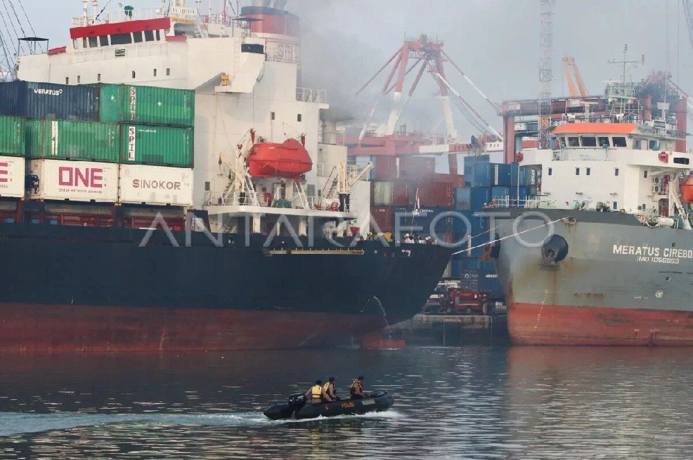 A container ship caught fire suddenly at Surabaya Port in Indonesia in the early hours of the morning, with all 22 crew members safely evacuated!
