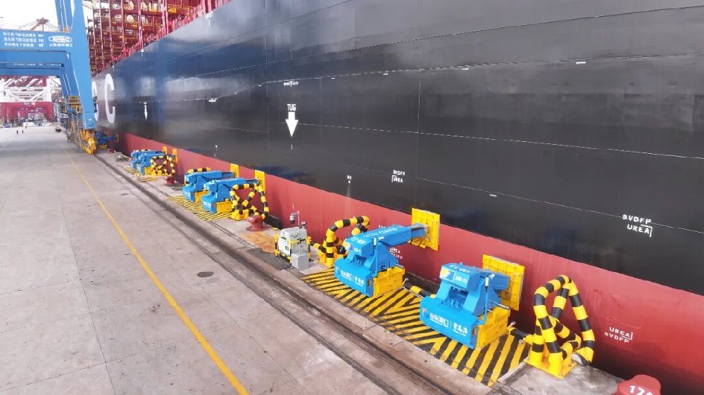 China's first vacuum automatic mooring system has been put into operation at Qingdao Port, securing vessels in just 30 seconds!