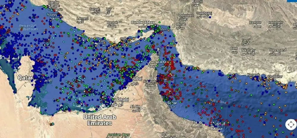 Ships are packed tightly together, motionless! Shipping in the Strait of Hormuz has truly come to a halt.