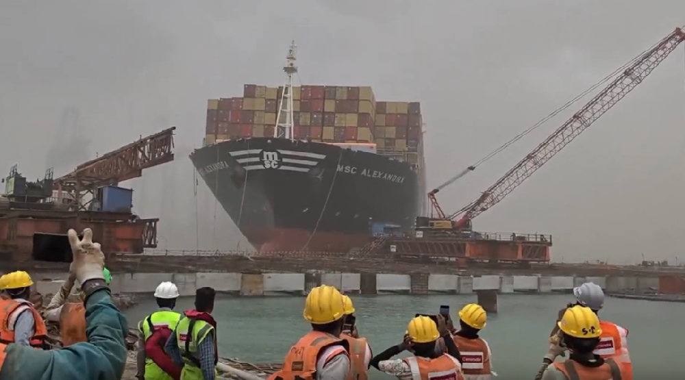 An MSC container ship suddenly lost its mooring lines due to strong winds at the Port of Mondra and collided with a wharf under construction, causing damage!