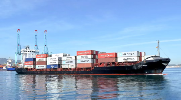 The cargo ship “Aquarius” encountered a storm, resulting in 12 containers falling overboard and the vessel sustaining damage, forcing it to suspend operations!