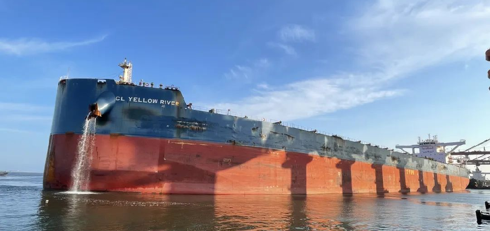 Why has Huaguang Shipping, a company with over 70 years of history, decided to move away from being a “pure shipowner” this time?