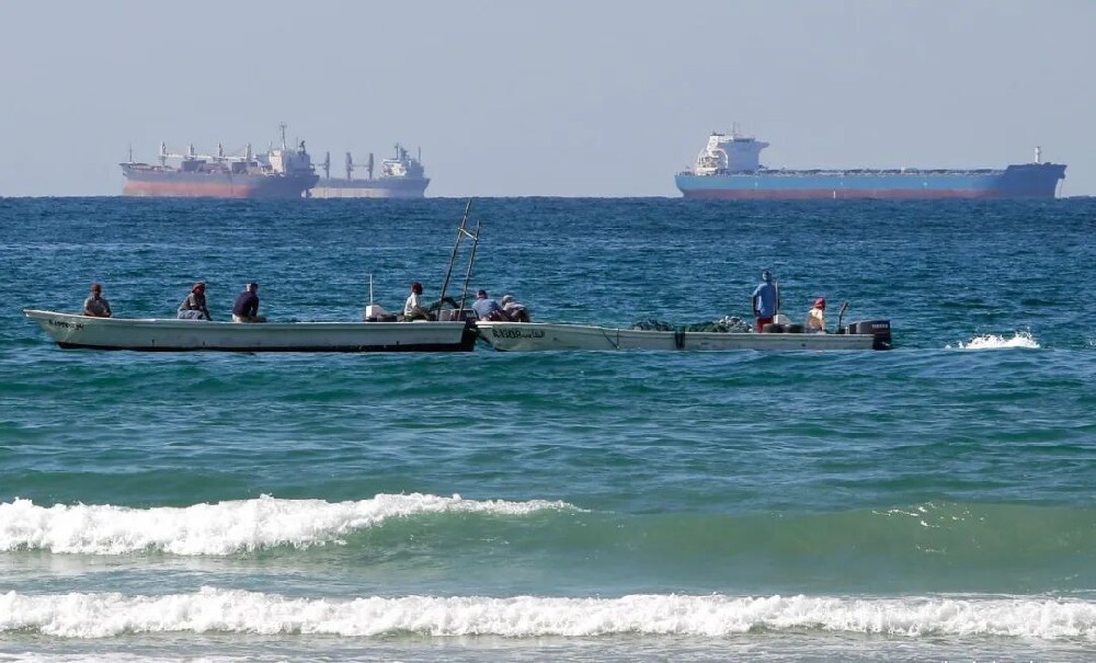 Have Signals from Over 100 Cargo Ships in the Persian Gulf “Teleported” to the Interior?