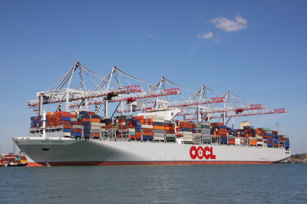 OOCL's ultra-large container ship “OOCL SUNFLOWER” encountered severe weather, resulting in 57 containers falling overboard!
